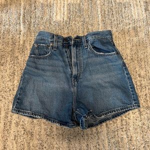 Levi’s high loose shorts size 25